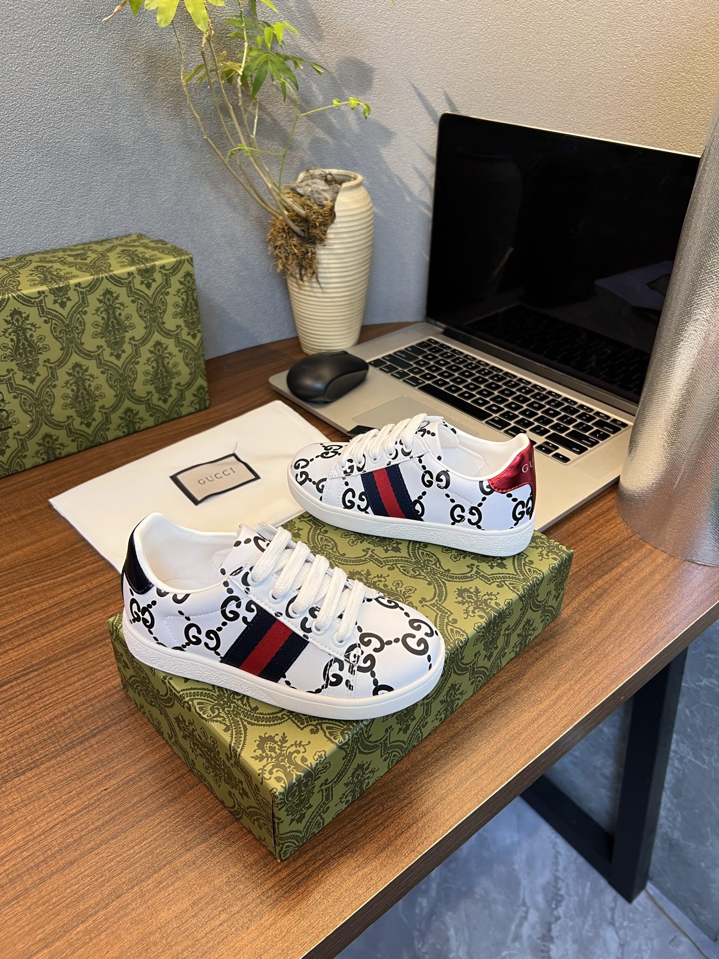Children's shoes child